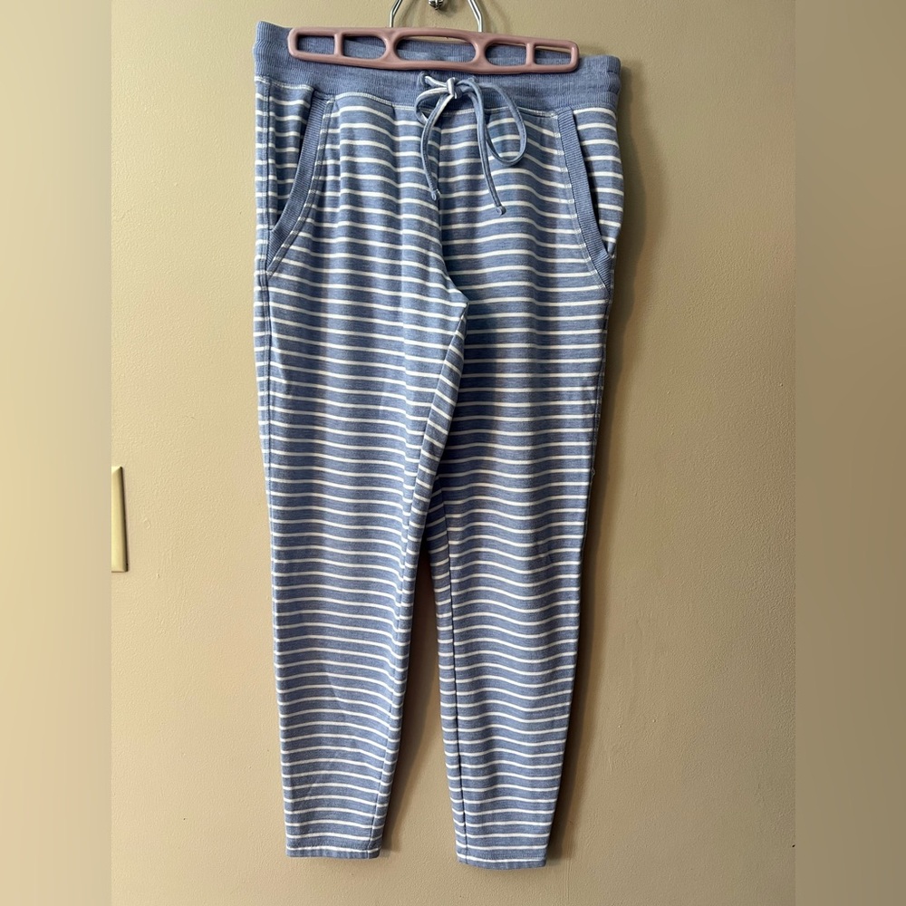 Vineyard Vines XS striped lounge pant with front pockets and back patch pocket.